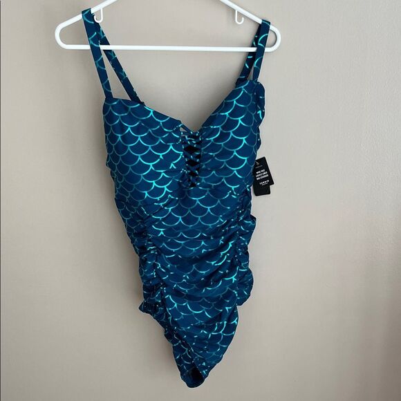 Torrid one piece swimsuit Wireless Lattice tummy control, contouring, size 3 - Picture 3 of 8